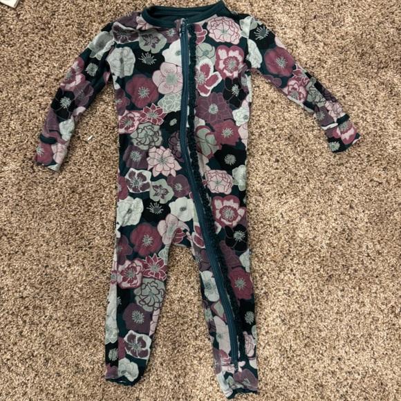 Kickee Pants Footless One-Piece Ruffle Romper. Grern & lilac floral. 9-12 months - Picture 1 of 8
